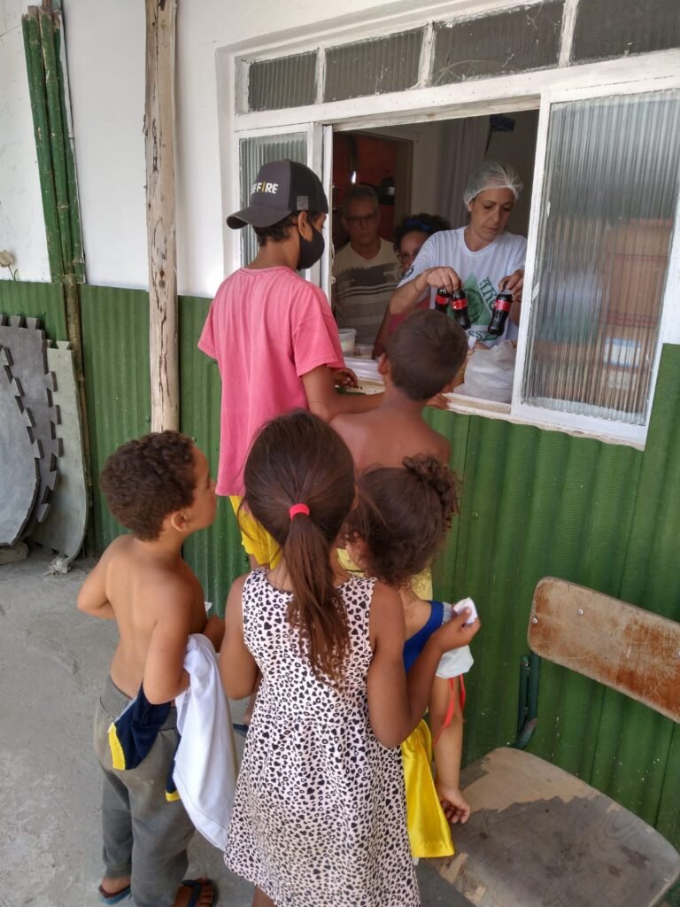 Comida no Terreiro: umbandistas distribuem marmitas a comunidade carente