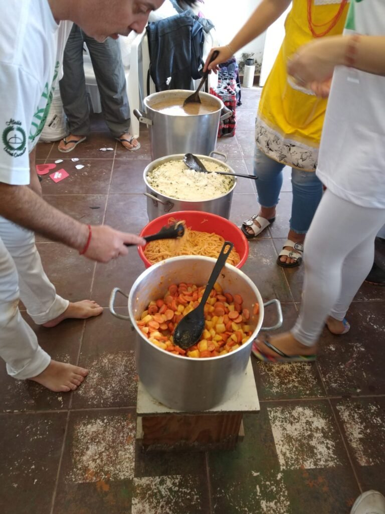 Comida no Terreiro: umbandistas distribuem marmitas a comunidade carente